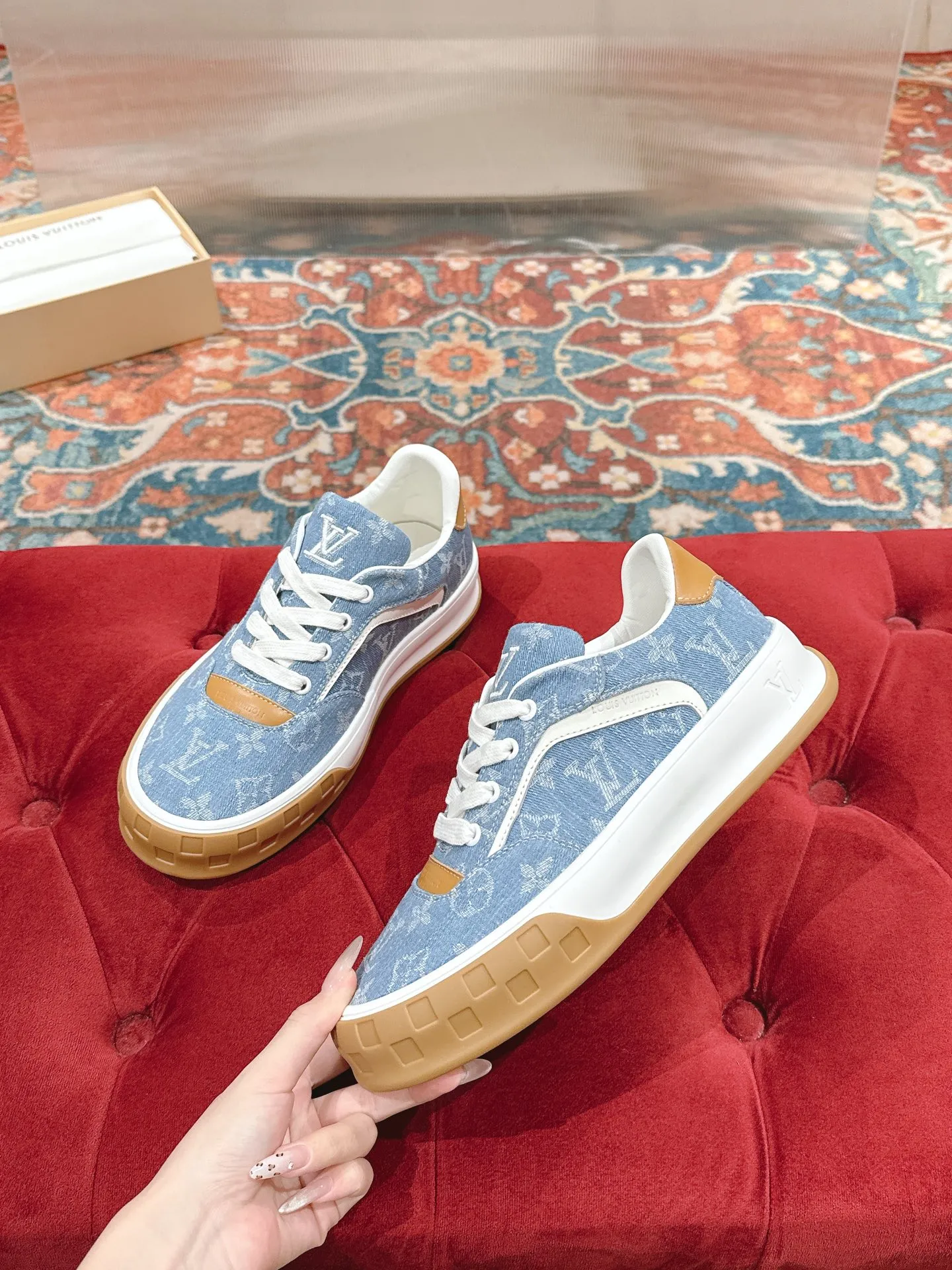 👟👟Ex-factory price 640👟👟 LV men's new tilt sneakers, classic catwalk style, air-glue technology, very comfortable on the feet. Luxurious materials, fine workmanship, European made English letters printed on the midsole, the upper is made of calfskin, the side is decorated with the brand LOGO and signature, the latest latex foot pads ➕ mesh lining, the foot feels super comfortable. Two-color TPU combination outsole. Packing process Goodyear stitched seam fabric: first-layer cowhide, lining: customized silky mesh lining-first-layer silk cowhide lining Bottom thickness: 0.5cm ☑️size: men's 39-44 (45 customized, non-returnable)